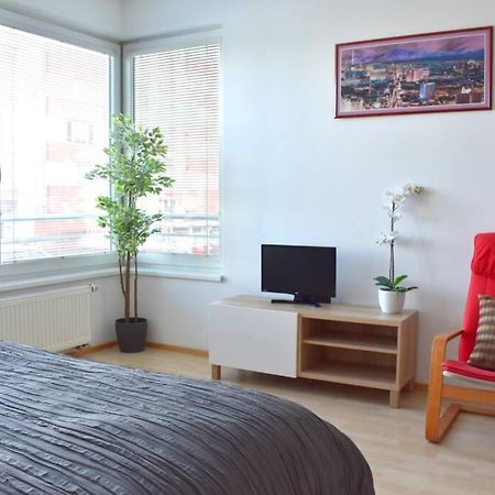 Modern Apartments - Airport 8Mins Πράγα Εξωτερικό φωτογραφία