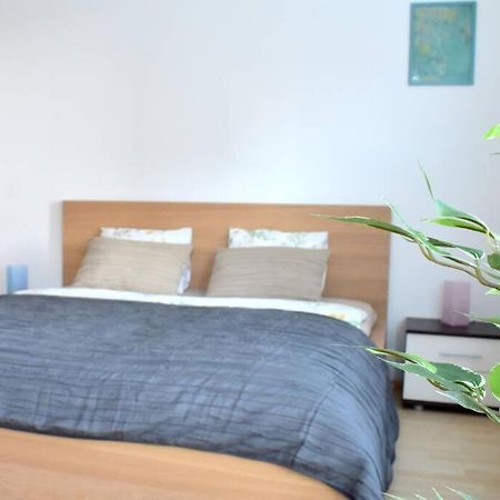 Modern Apartments - Airport 8Mins Πράγα Εξωτερικό φωτογραφία