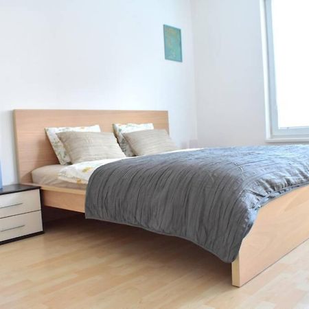 Modern Apartments - Airport 8Mins Πράγα Εξωτερικό φωτογραφία