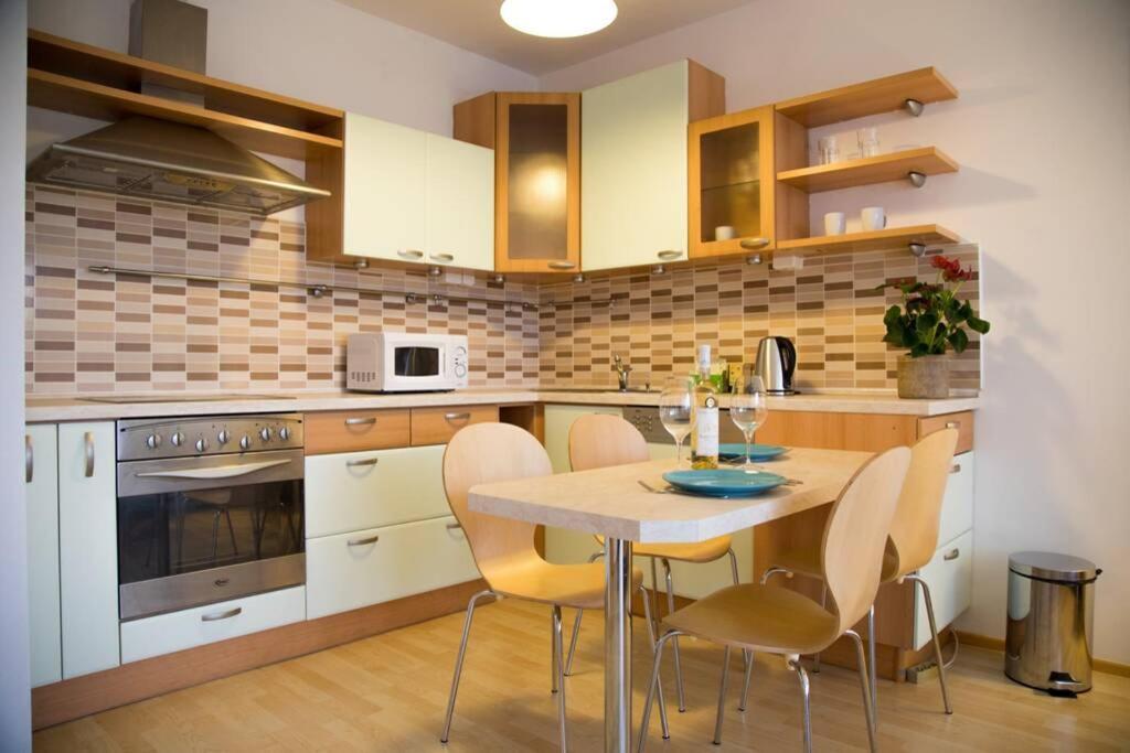 Modern Apartments - Airport 8Mins Πράγα Εξωτερικό φωτογραφία