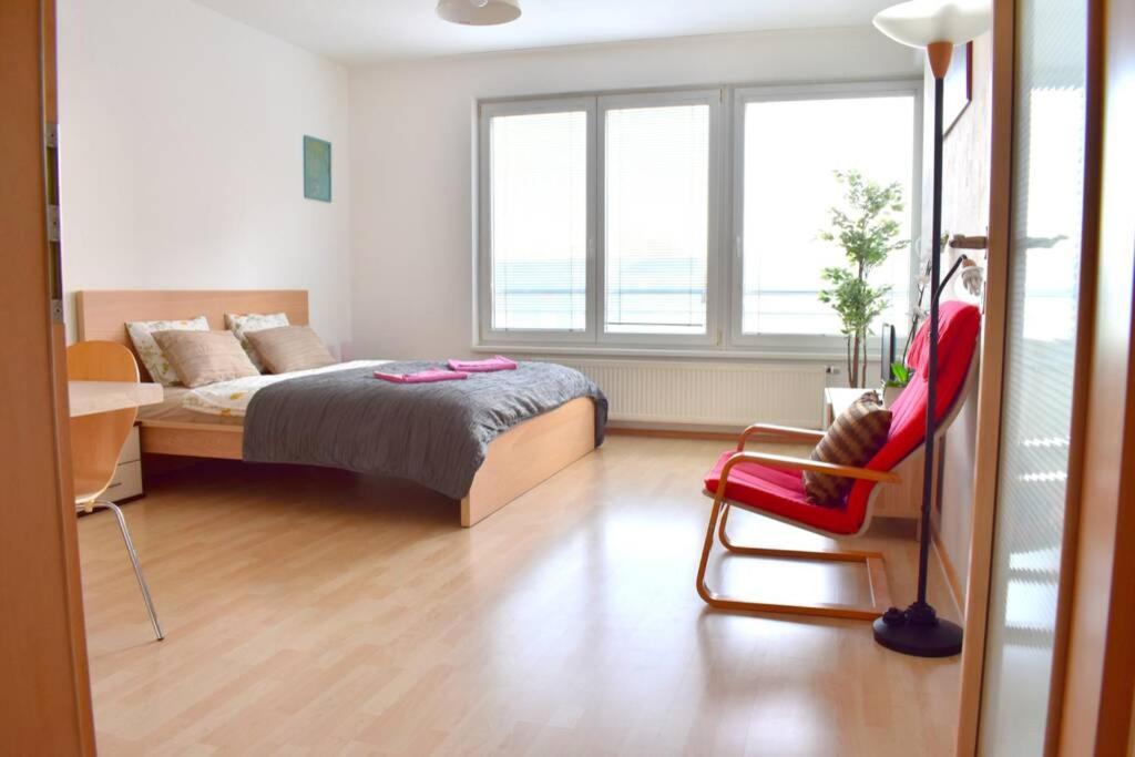 Modern Apartments - Airport 8Mins Πράγα Εξωτερικό φωτογραφία