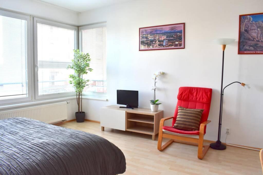 Modern Apartments - Airport 8Mins Πράγα Εξωτερικό φωτογραφία