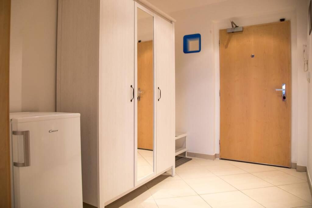 Modern Apartments - Airport 8Mins Πράγα Εξωτερικό φωτογραφία