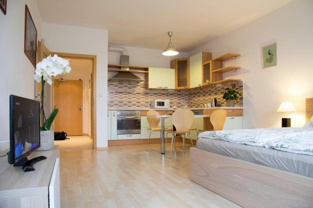 Modern Apartments - Airport 8Mins Πράγα Εξωτερικό φωτογραφία