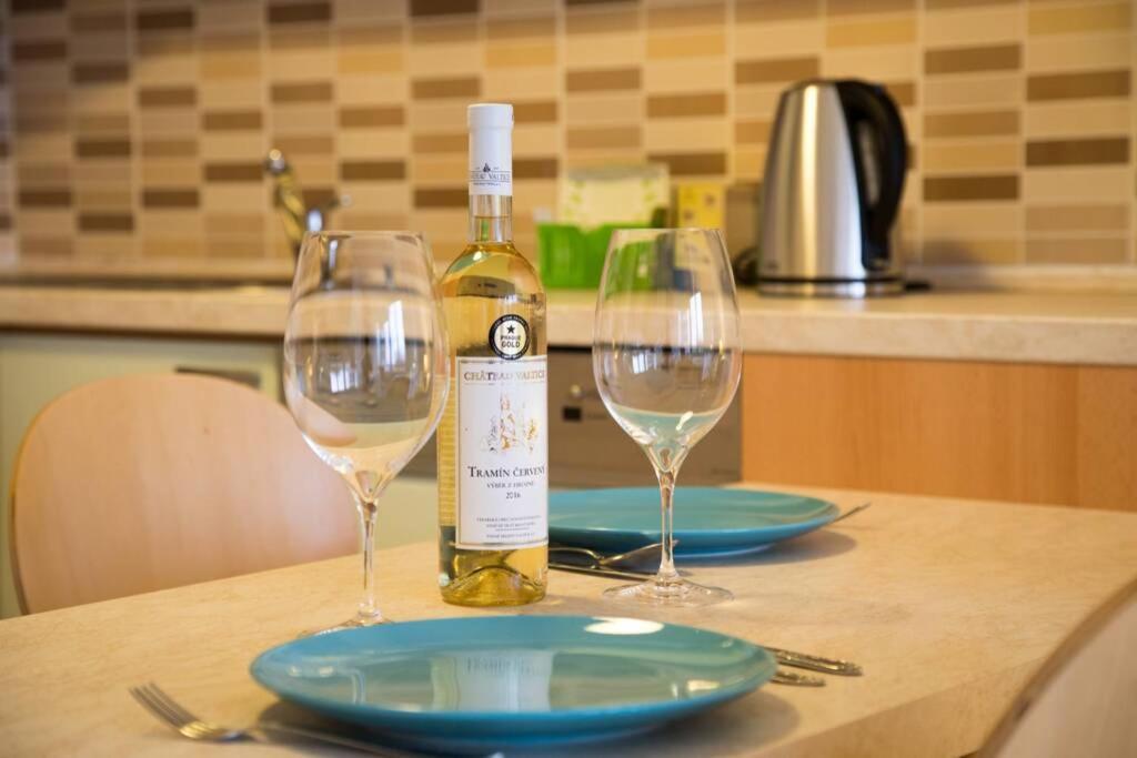 Modern Apartments - Airport 8Mins Πράγα Εξωτερικό φωτογραφία