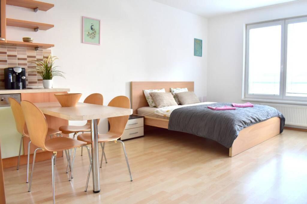 Modern Apartments - Airport 8Mins Πράγα Εξωτερικό φωτογραφία