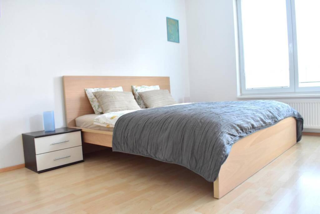 Modern Apartments - Airport 8Mins Πράγα Εξωτερικό φωτογραφία