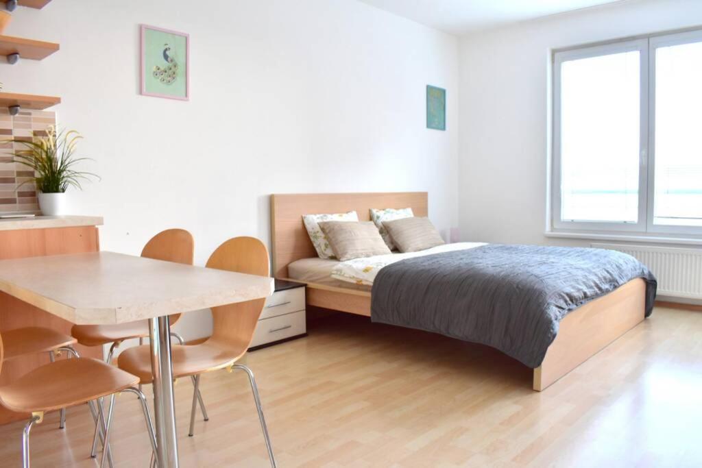 Modern Apartments - Airport 8Mins Πράγα Εξωτερικό φωτογραφία